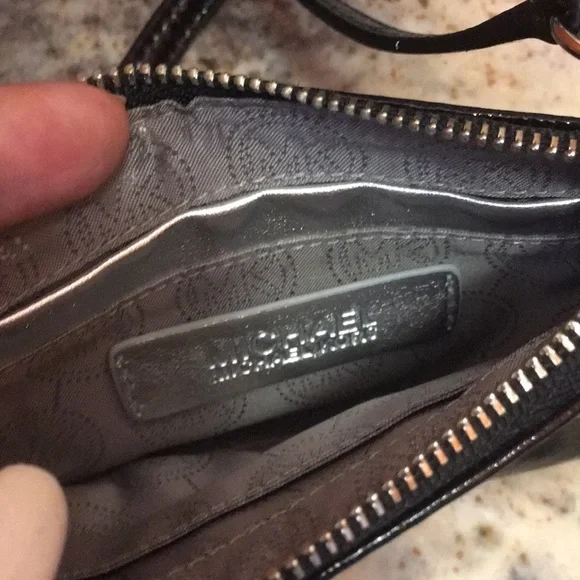 Michael Kors wristlet - Picture 4 of 4